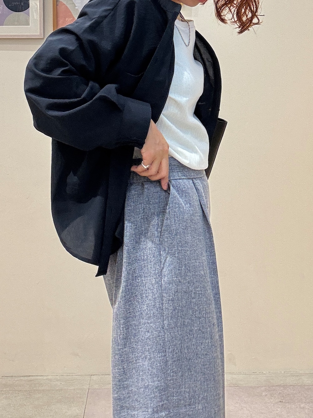 ブルー系のシャツ/ブラウス、ホワイト系のTシャツ/カットソー、ブルー系のその他パンツを着用したレディースの秋コーディネートの5枚目の写真