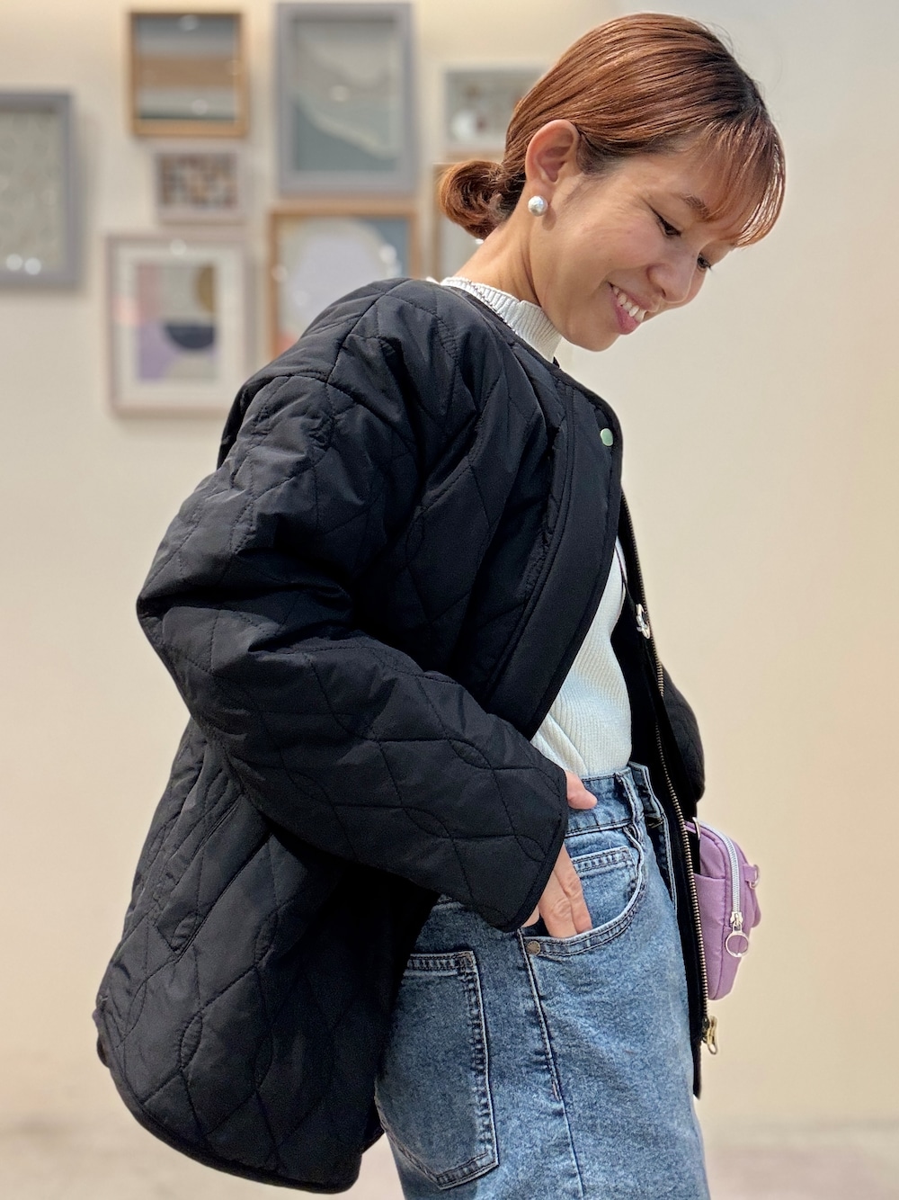 シルバー系のニット/セーター、ブルー系のデニムパンツ、ブラック系のパンプスを着用したレディースの秋コーディネートの5枚目の写真