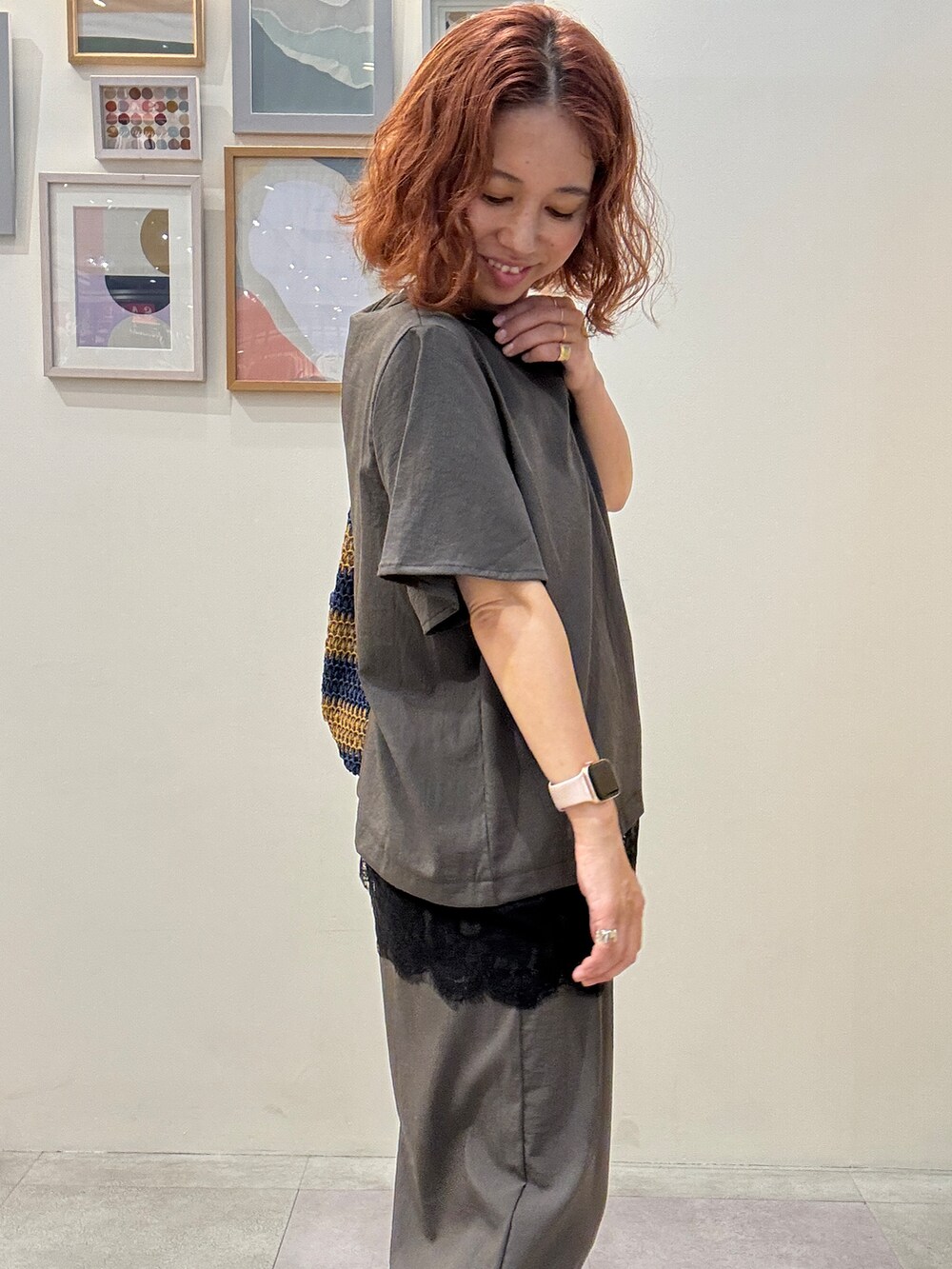 ブラウン系のシャツ/ブラウス、ブラウン系のその他パンツ、ブルー系のトートバッグを着用したレディースの夏コーディネートの5枚目の写真