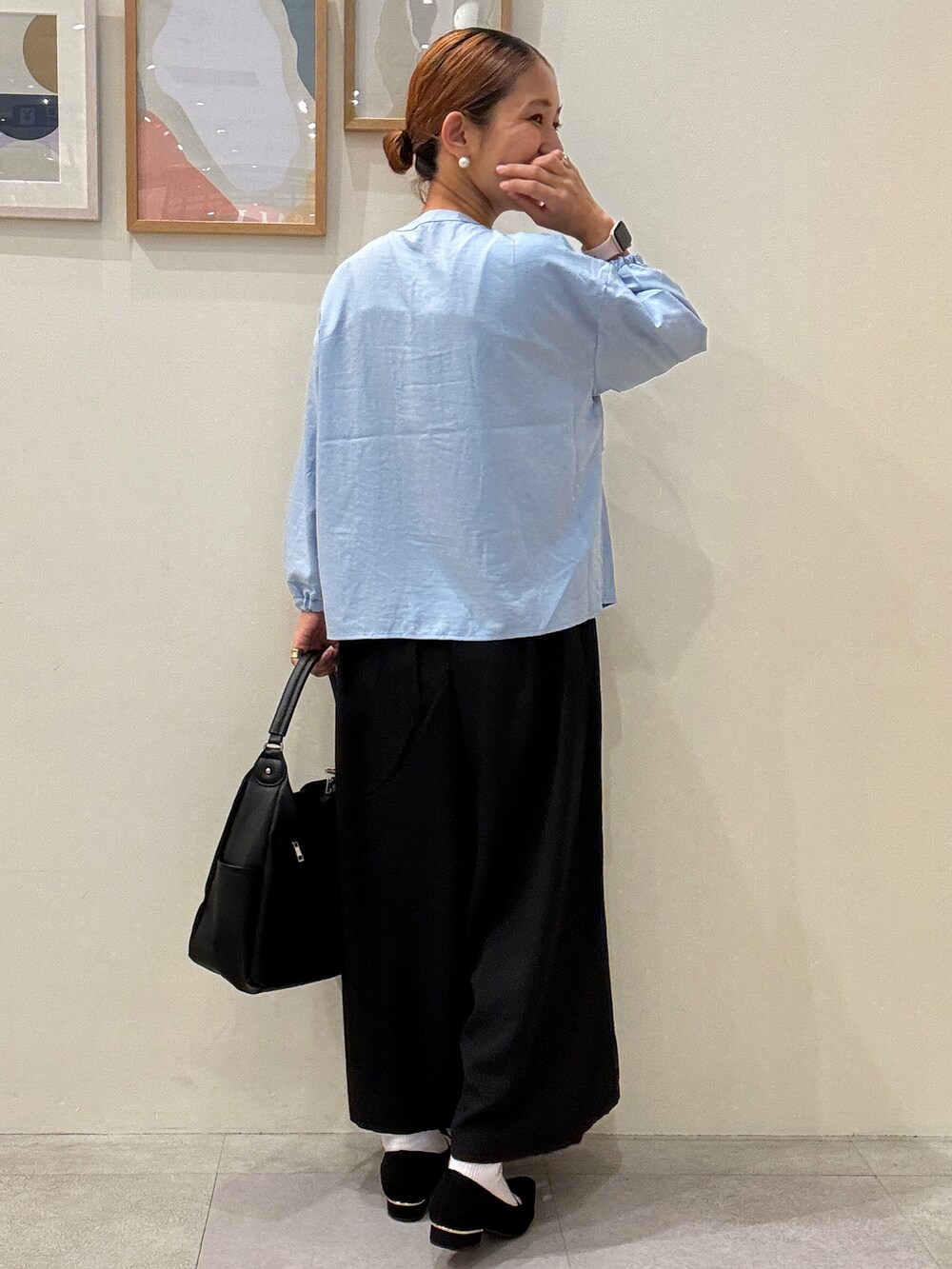 ブルー系のシャツ/ブラウス、ブラック系のその他パンツ、ブラック系のショルダーバッグを着用したレディースの夏コーディネートの3枚目の写真