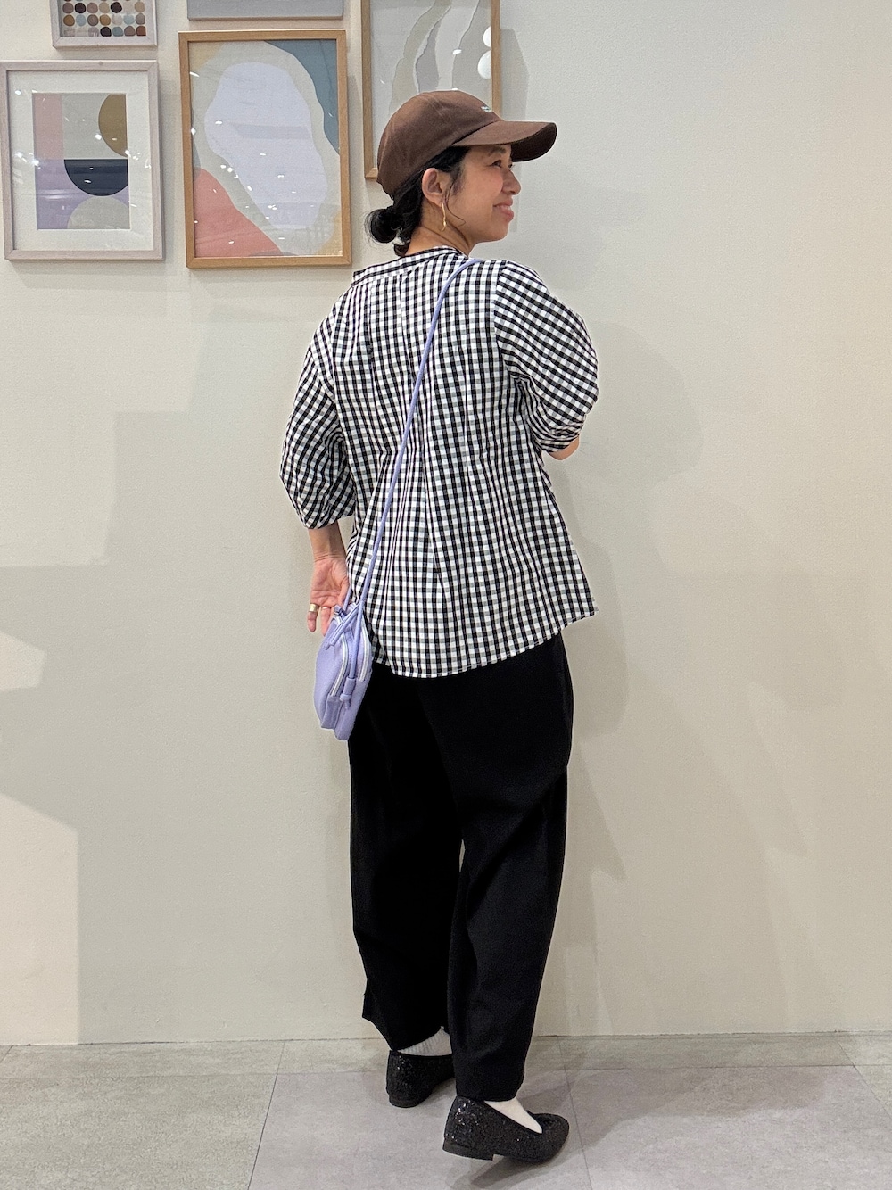 ブラック系のその他パンツ、ブラック系のシャツ/ブラウス、パープル系のショルダーバッグを着用したレディースの春コーディネートの3枚目の写真