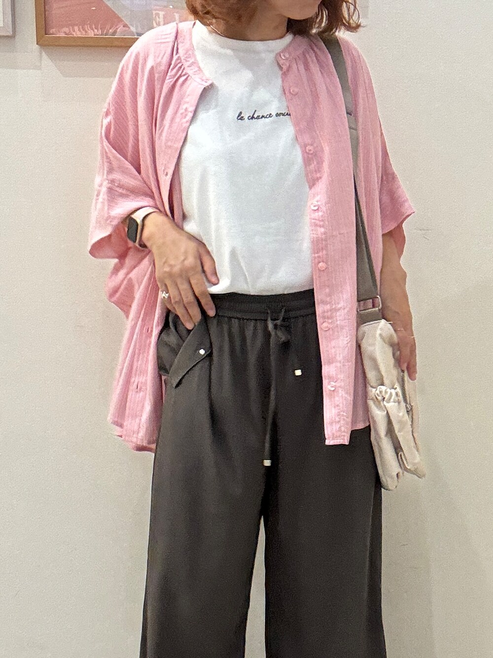 ピンク系のシャツ/ブラウス、ホワイト系のTシャツ/カットソー、ブラウン系のその他パンツを着用したレディースの夏コーディネートの4枚目の写真
