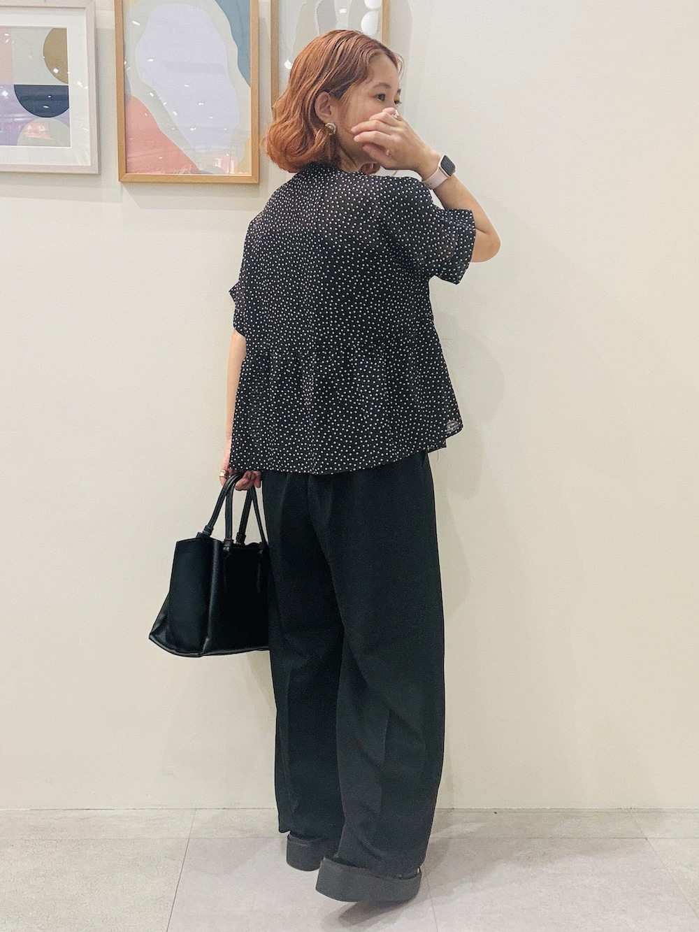 ブラック系のその他パンツ、ブラック系のトートバッグ、ブラック系のサンダルを着用したレディースの夏コーディネートの3枚目の写真