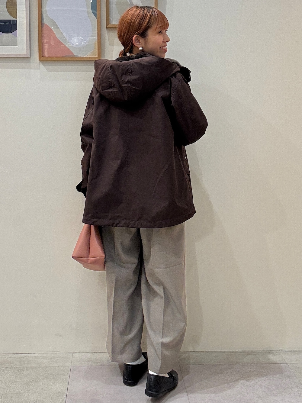 ホワイト系のニット/セーター、ベージュ系のその他パンツ、ブラック系のパンプスを着用したレディースの秋コーディネートの3枚目の写真