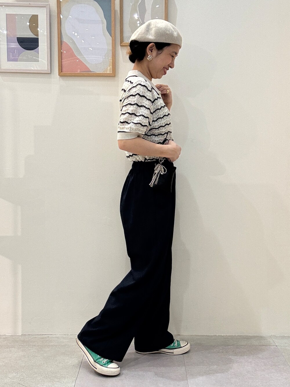 ホワイト系のニット/セーター、ブルー系のその他パンツ、ブラック系のショルダーバッグを着用したレディースの春コーディネートの2枚目の写真