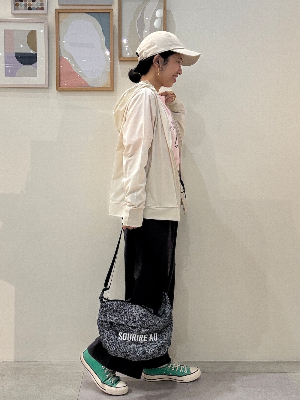 グレー系のダウンジャケット/コート、ブラック系のショルダーバッグ、グレー系のその他パンツを着用したレディースの春コーディネートの2枚目の写真