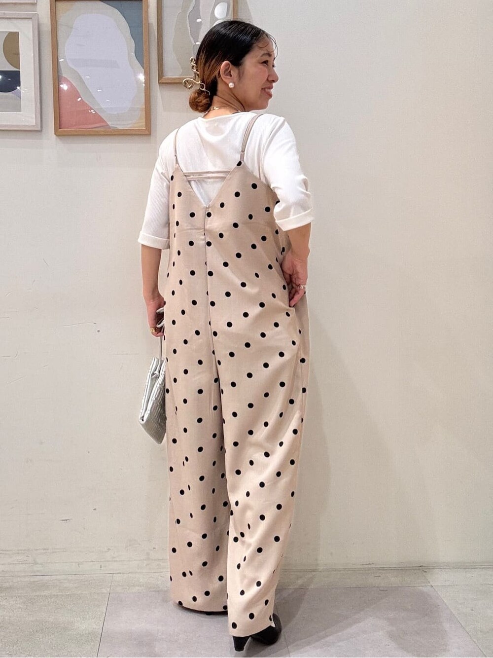 ホワイト系のTシャツ/カットソー、ベージュ系のサロペット/オーバーオール、シルバー系のショルダーバッグを着用したレディースの春コーディネートの3枚目の写真