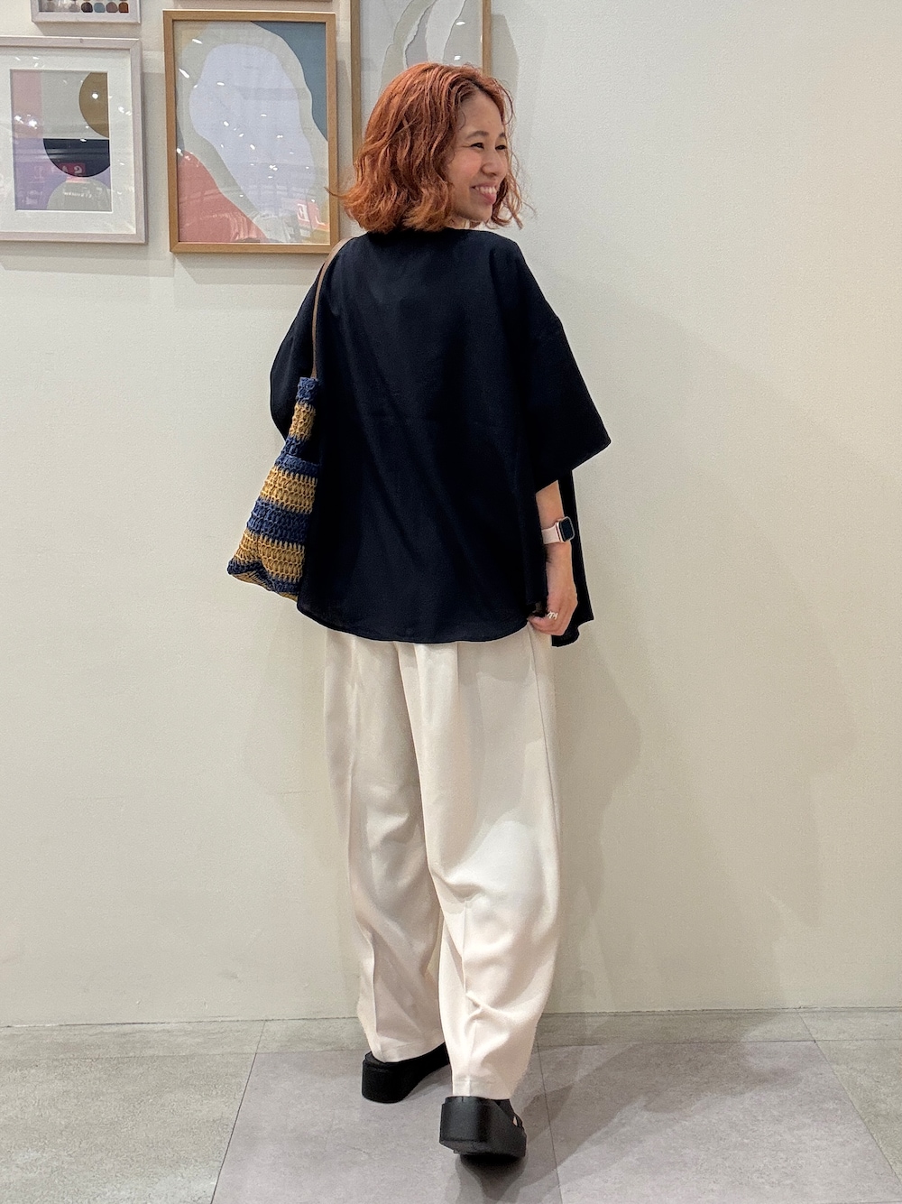 ブルー系のシャツ/ブラウス、ベージュ系のTシャツ/カットソー、グリーン系のその他パンツを着用したレディースの夏コーディネートの3枚目の写真