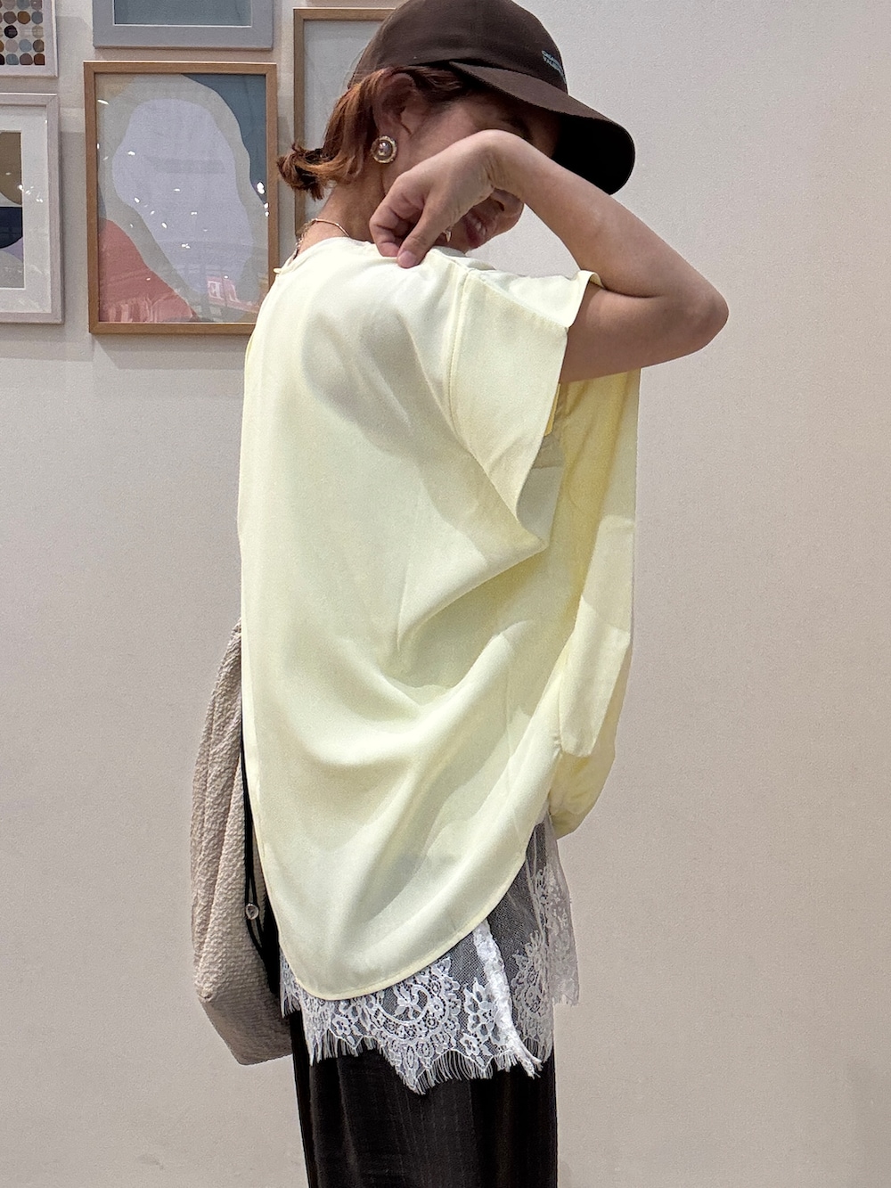 イエロー系のTシャツ/カットソー、ホワイト系のタンクトップ、ベージュ系のトートバッグを着用したレディースの夏コーディネートの5枚目の写真