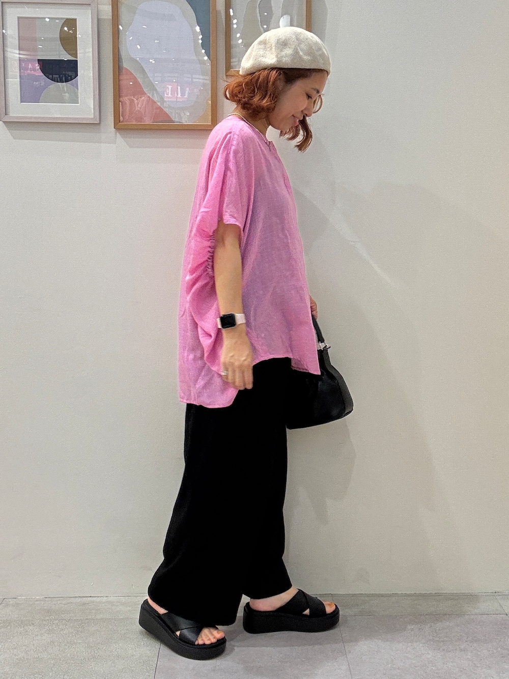 ピンク系のシャツ/ブラウス、ブラック系のその他パンツ、ブラック系のショルダーバッグを着用したレディースの夏コーディネートの2枚目の写真