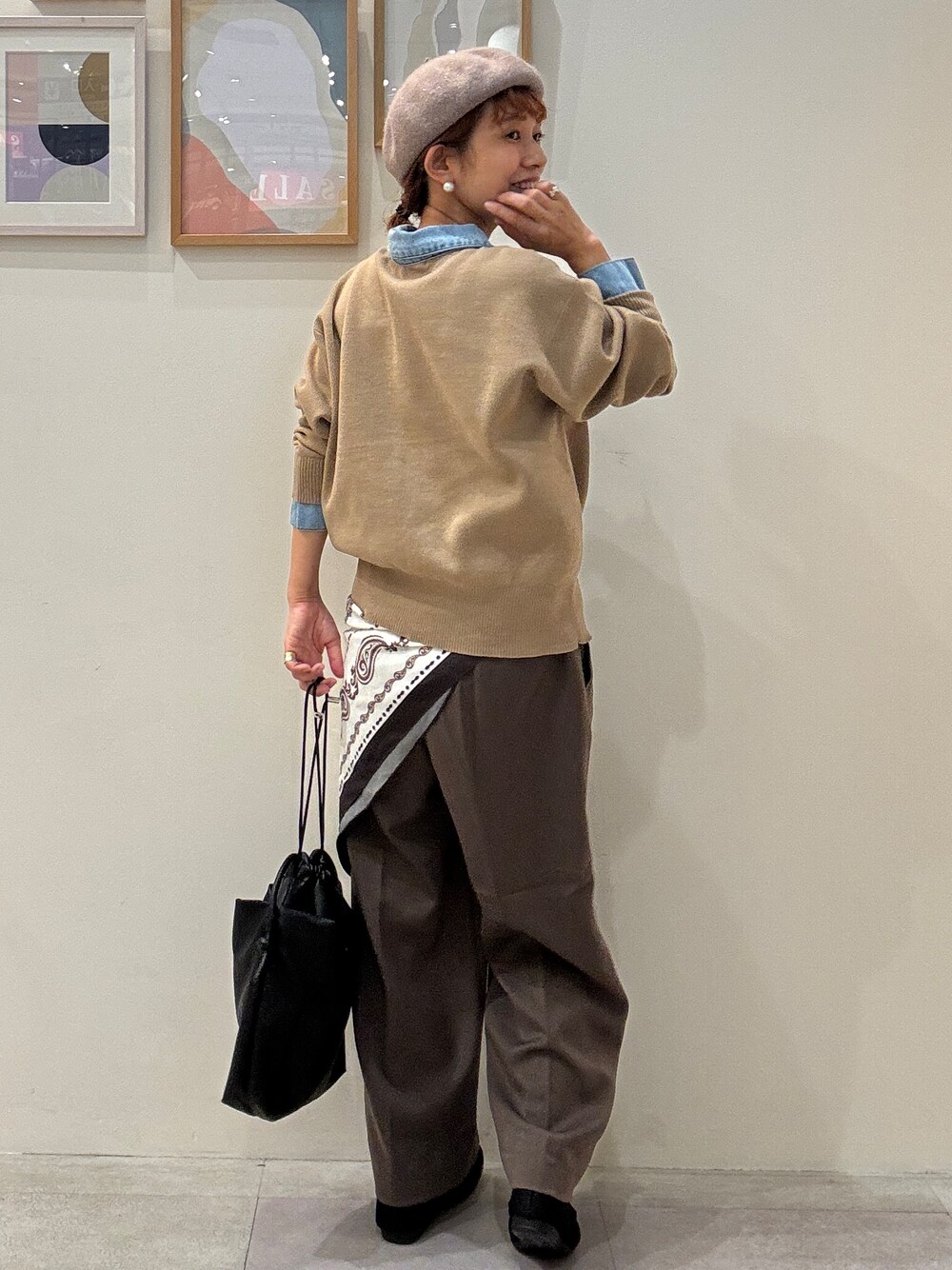 ベージュ系のカーディガン/ボレロ、ブラウン系のその他パンツ、ブラック系のその他シューズを着用したレディースの秋コーディネートの3枚目の写真