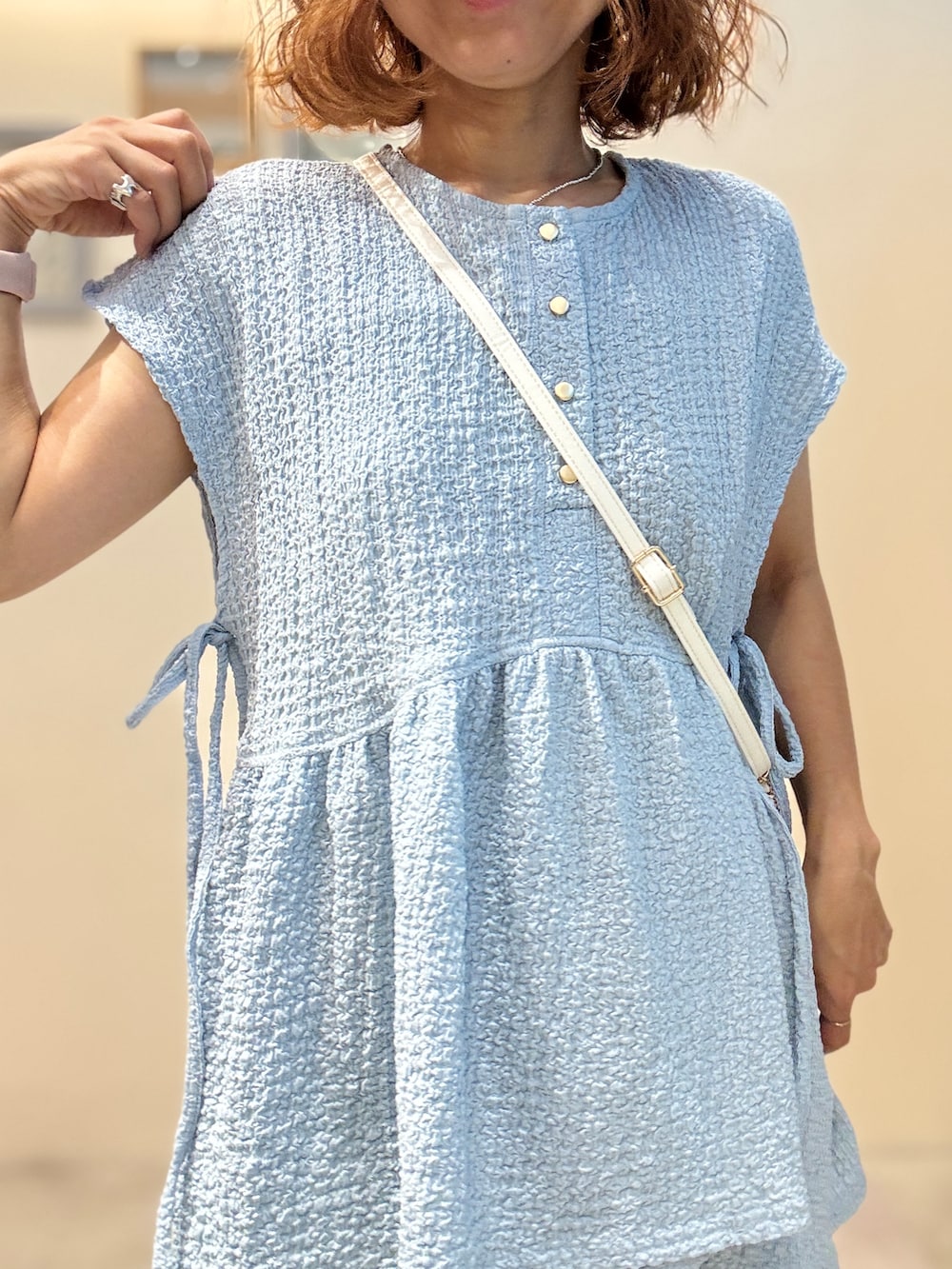 ベージュ系のTシャツ/カットソー、ブラック系のその他パンツ、ブラック系のサンダルを着用したレディースの夏コーディネートの4枚目の写真