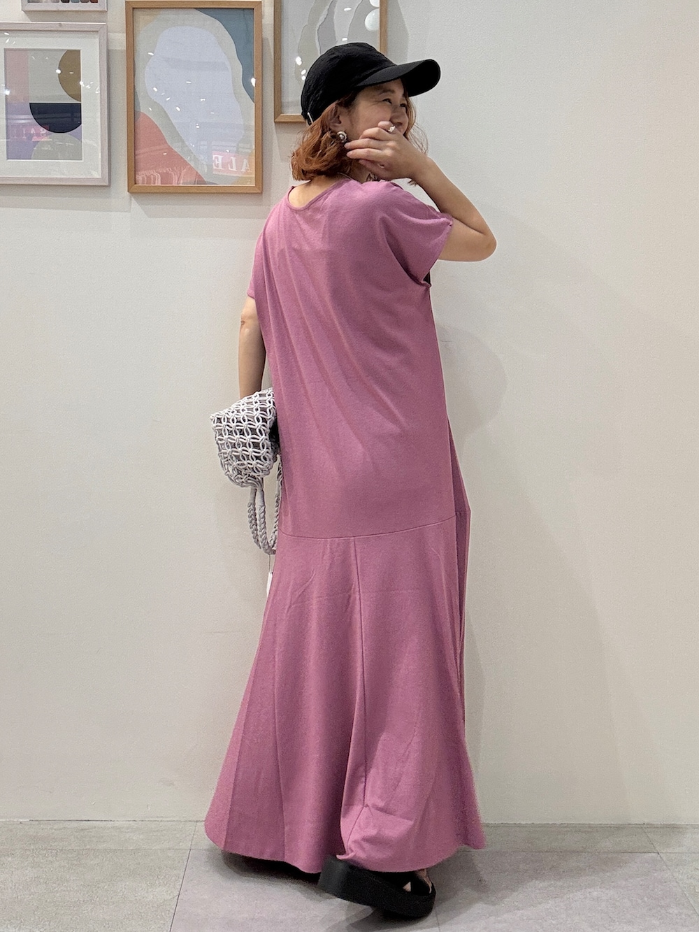ホワイト系のシャツ/ブラウス、ピンク系のワンピース、ブラック系のサンダルを着用したレディースの夏コーディネートの3枚目の写真