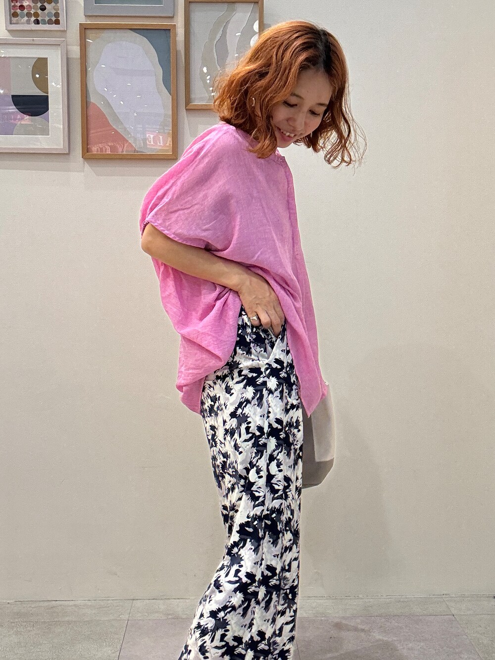 ピンク系のシャツ/ブラウス、シルバー系のタンクトップ、ブルー系のその他パンツを着用したレディースの夏コーディネートの4枚目の写真