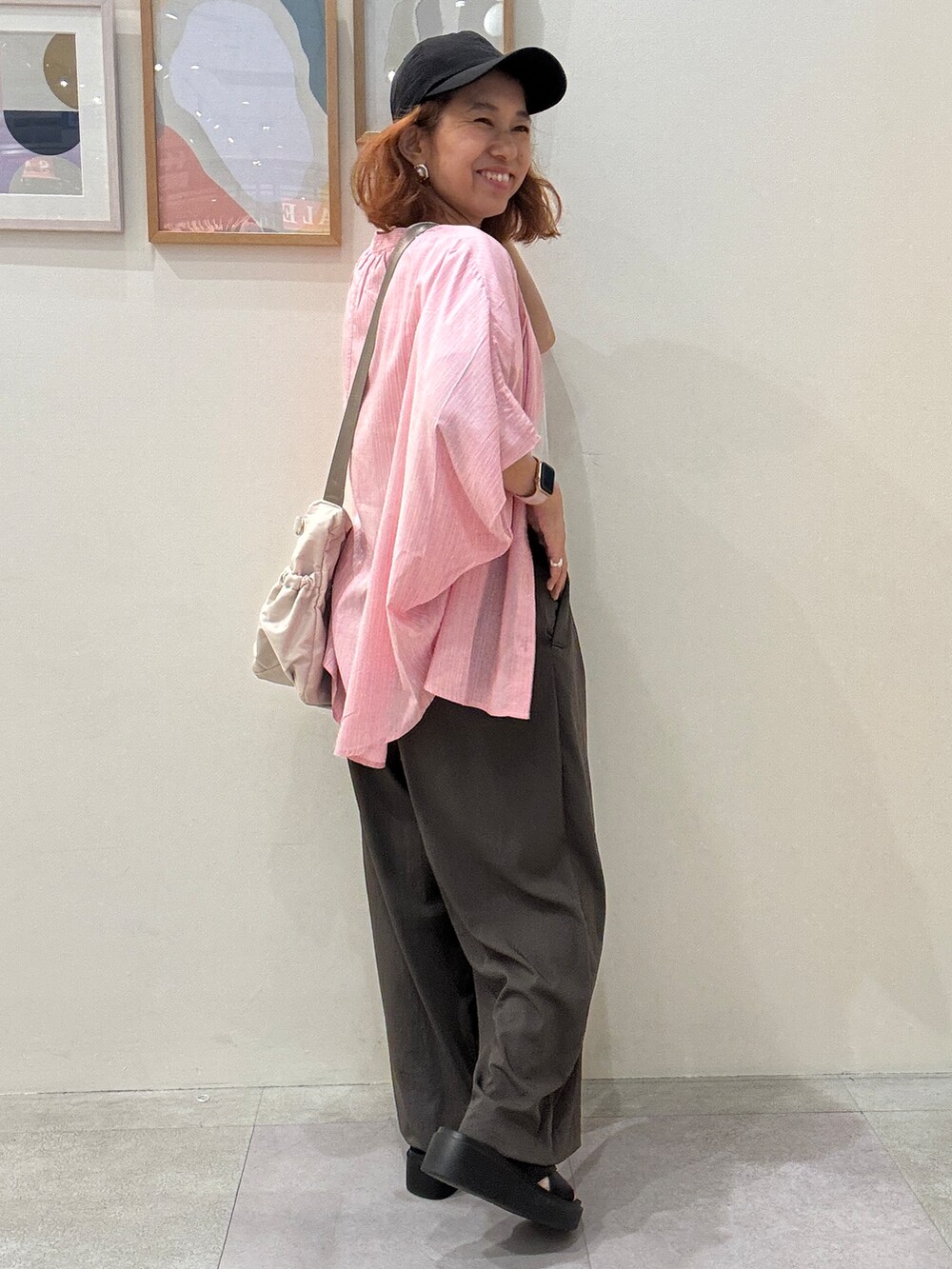 ピンク系のシャツ/ブラウス、ホワイト系のTシャツ/カットソー、ブラウン系のその他パンツを着用したレディースの夏コーディネートの3枚目の写真