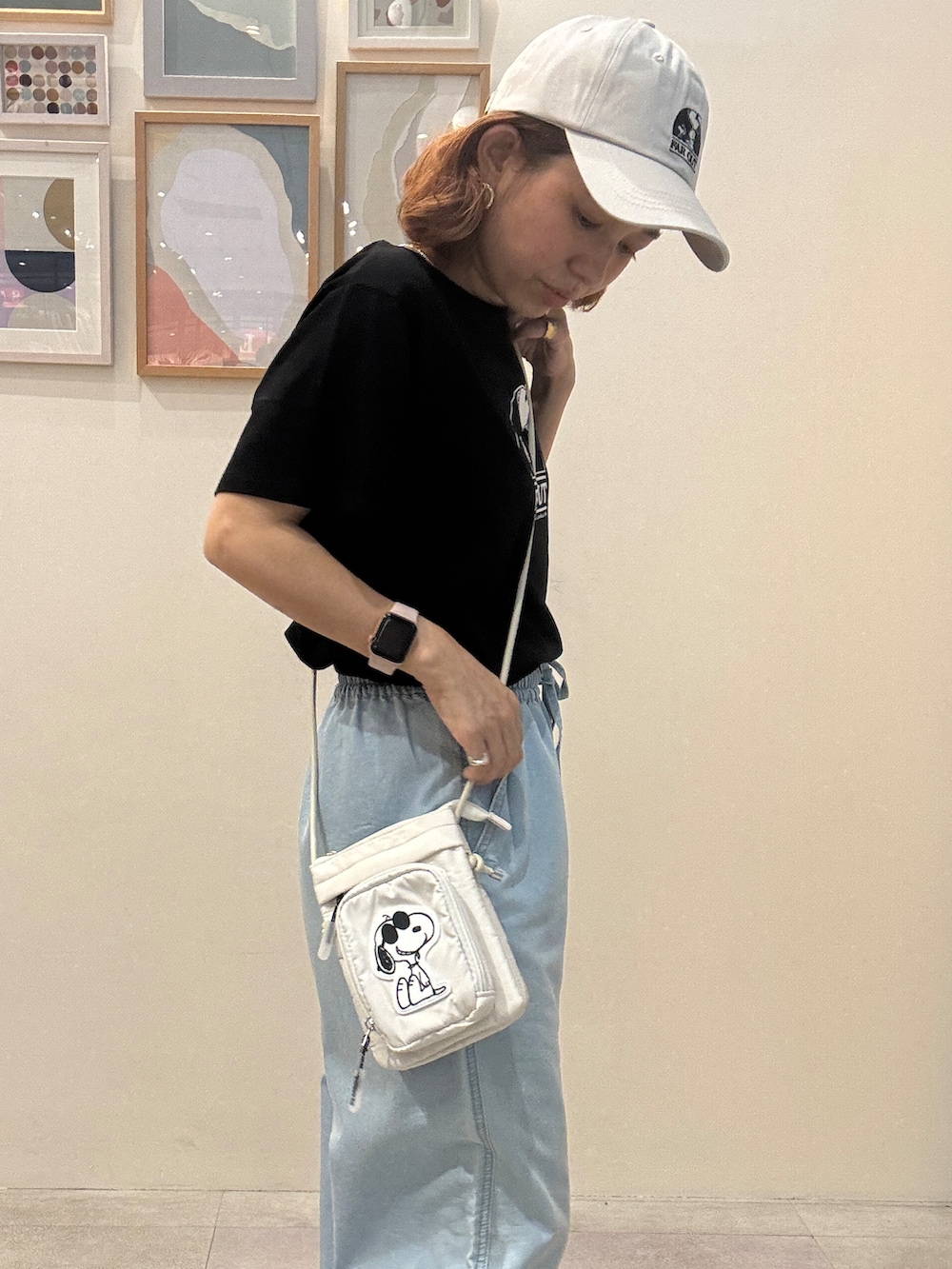 ブラック系のTシャツ/カットソー、ブルー系のデニムパンツ、ブラック系のサンダルを着用したレディースの夏コーディネートの4枚目の写真