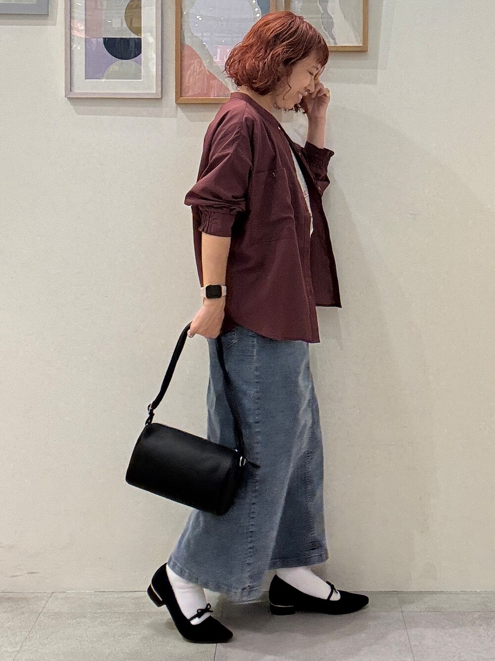 レッド系のシャツ/ブラウス、ホワイト系のTシャツ/カットソー、ブルー系のデニムスカートを着用したレディースの夏コーディネートの2枚目の写真