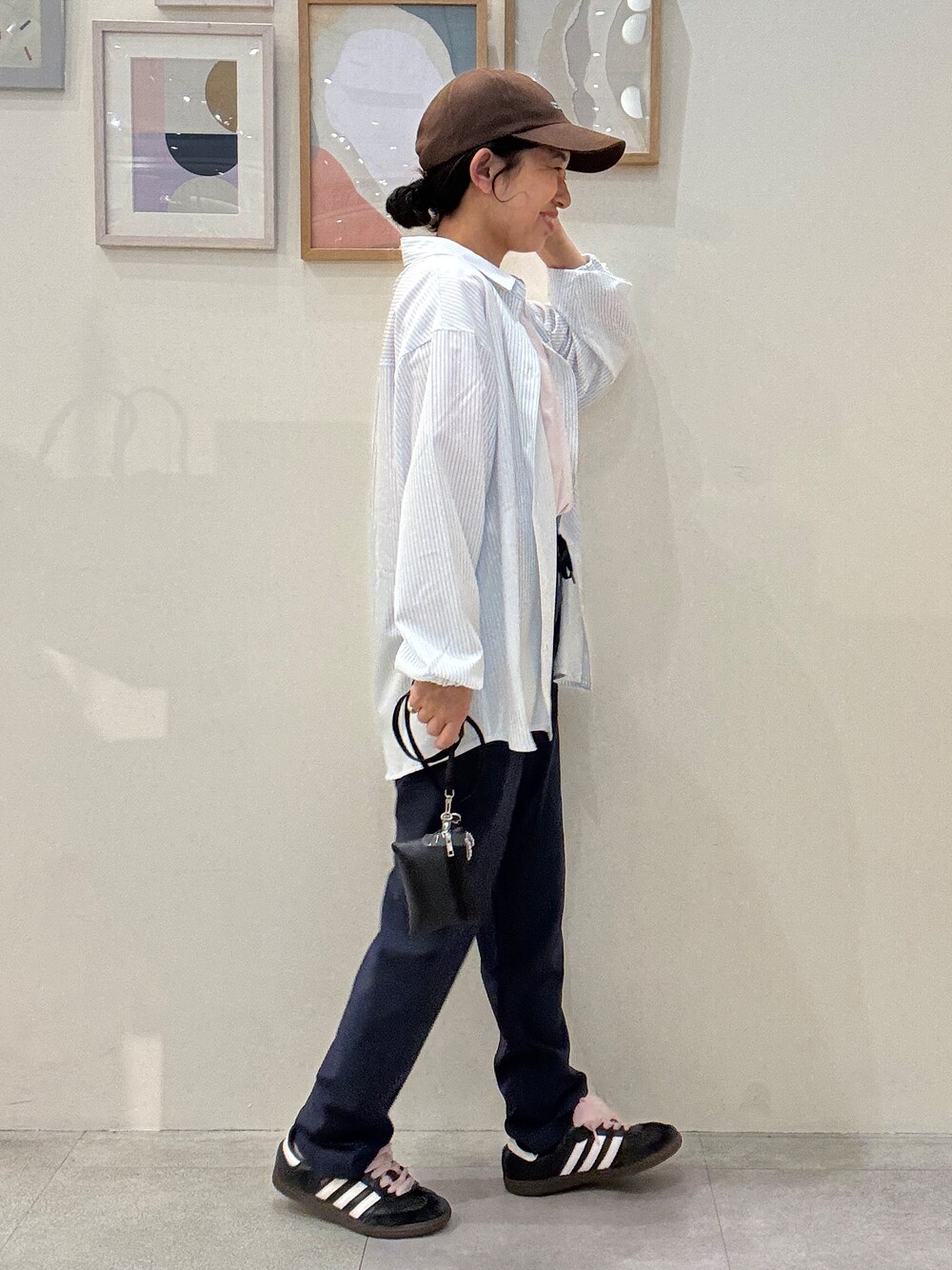 ブルー系のシャツ/ブラウス、ピンク系のTシャツ/カットソー、ブルー系のその他パンツを着用したレディースの春コーディネートの2枚目の写真