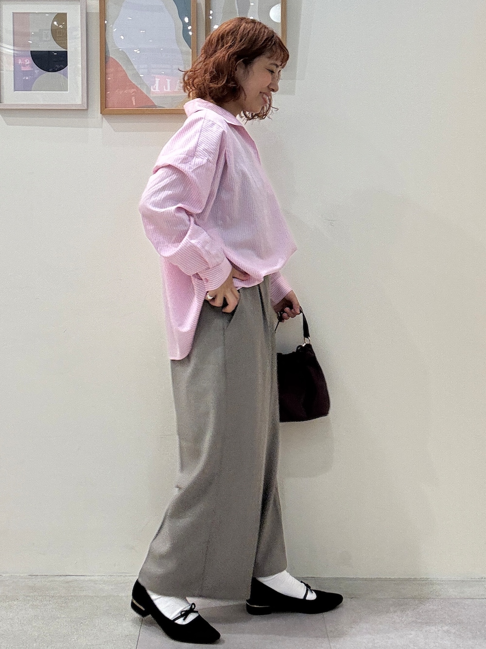 ピンク系のシャツ/ブラウス、ベージュ系のその他パンツ、レッド系のショルダーバッグを着用したレディースの秋コーディネートの2枚目の写真
