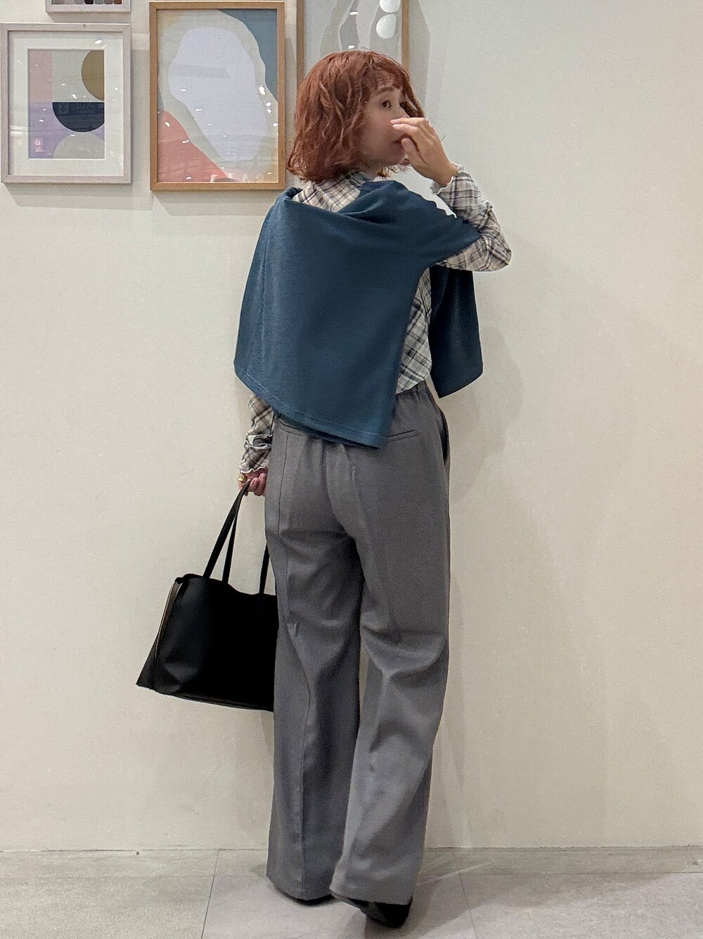 グリーン系のカーディガン/ボレロ、グレー系のTシャツ/カットソー、グレー系のその他パンツを着用したレディースの秋コーディネートの2枚目の写真