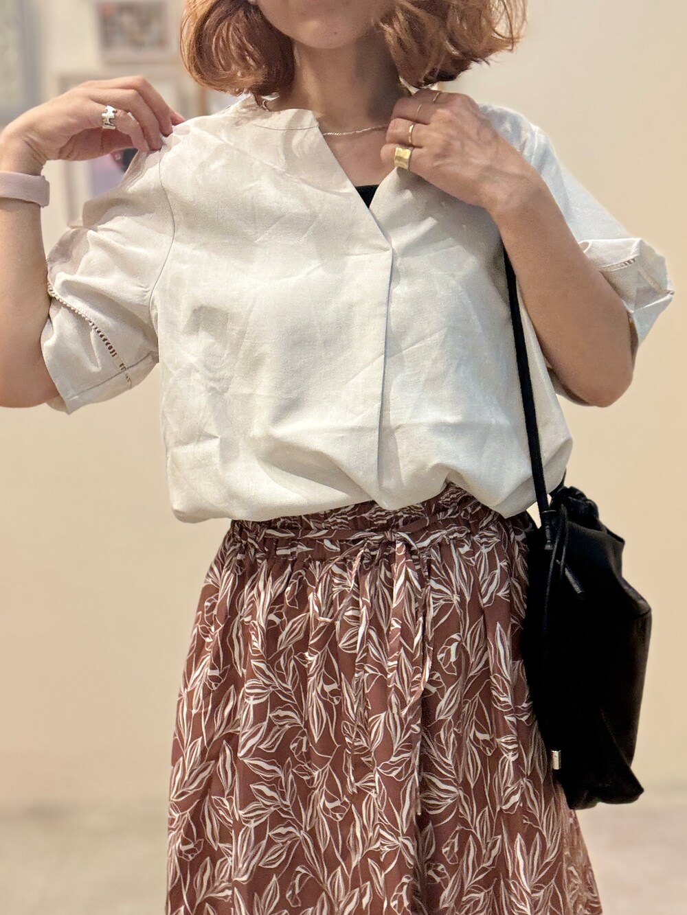 ホワイト系のシャツ/ブラウス、レッド系のスカート、ブラック系のサンダルを着用したレディースの夏コーディネートの4枚目の写真