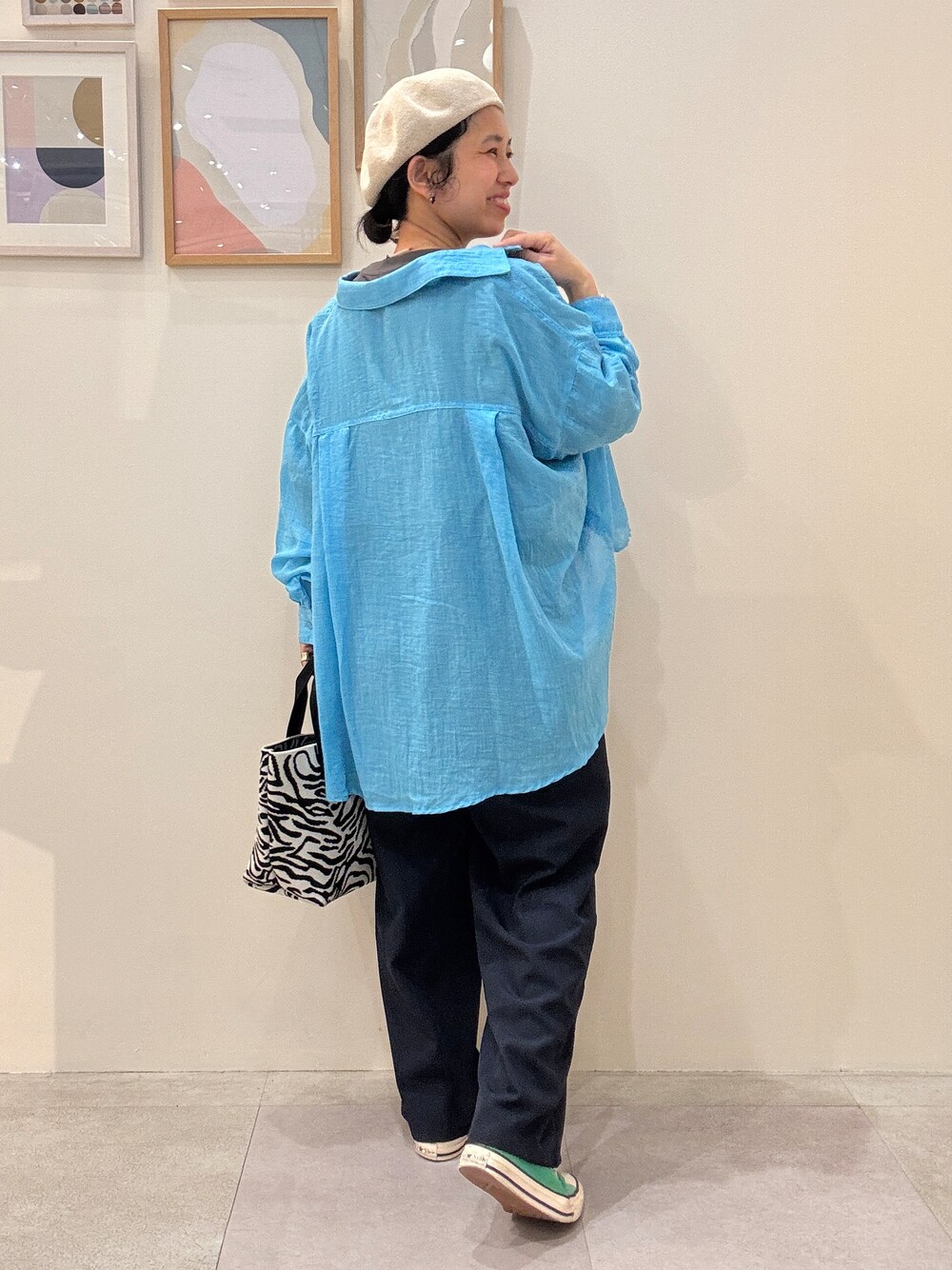 ブルー系のシャツ/ブラウス、ブルー系のその他パンツ、ブラック系のトートバッグを着用したレディースの春コーディネートの3枚目の写真