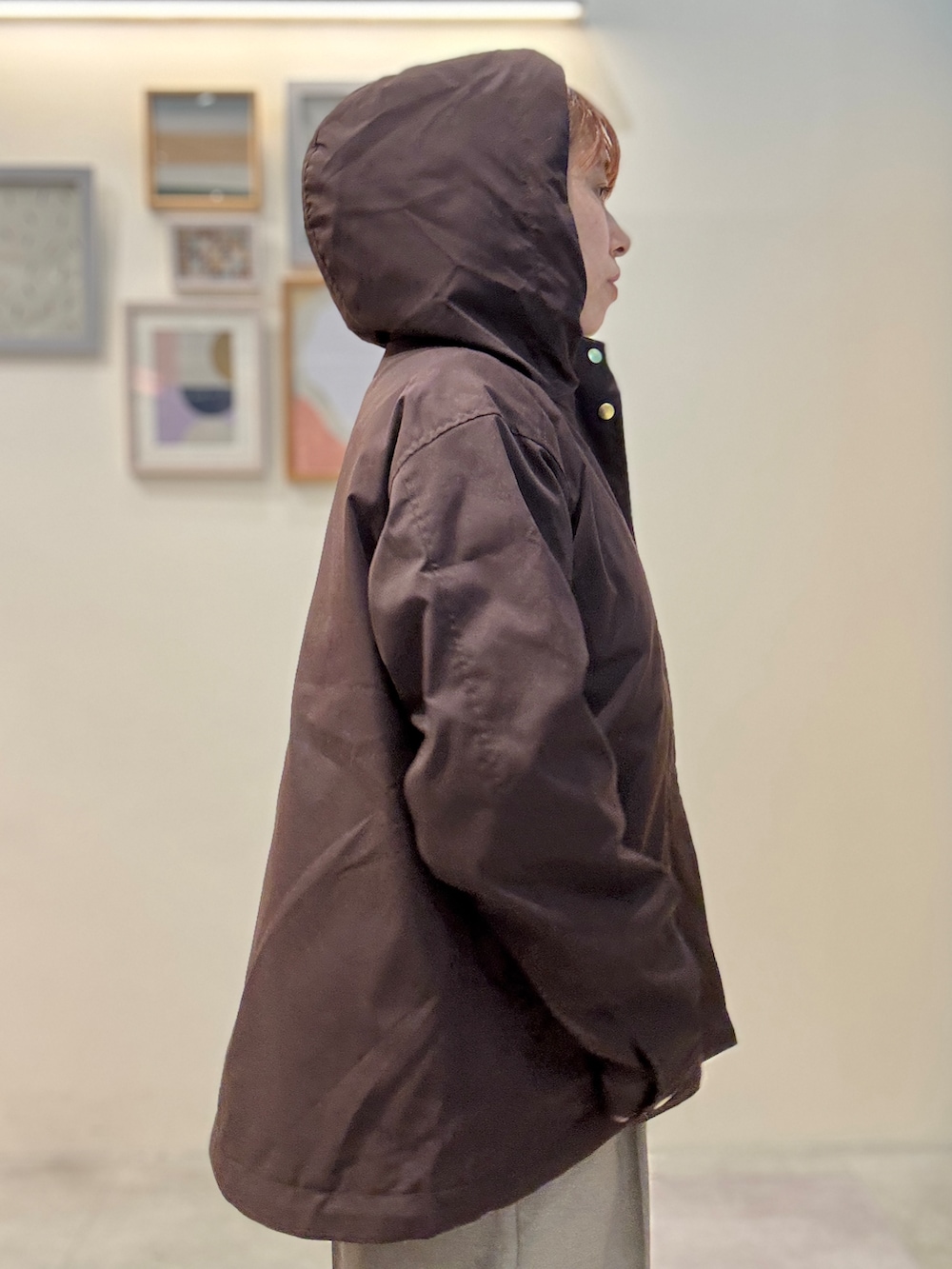 ホワイト系のニット/セーター、ベージュ系のその他パンツ、ブラック系のパンプスを着用したレディースの秋コーディネートの6枚目の写真