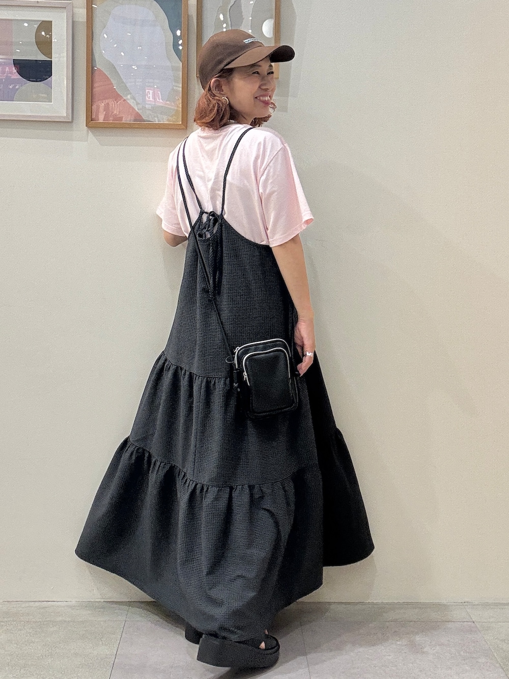 ピンク系のTシャツ/カットソー、グレー系のワンピース、ブラック系のショルダーバッグを着用したレディースの夏コーディネートの3枚目の写真