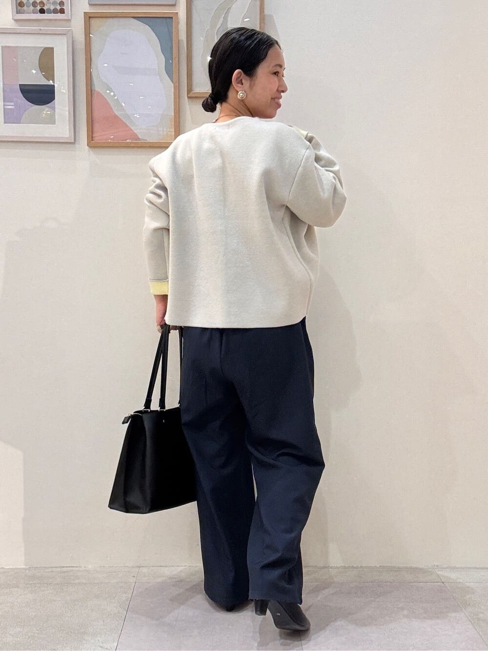 グレー系のカーディガン/ボレロ、イエロー系のシャツ/ブラウス、ブルー系のその他パンツを着用したレディースの春コーディネートの3枚目の写真