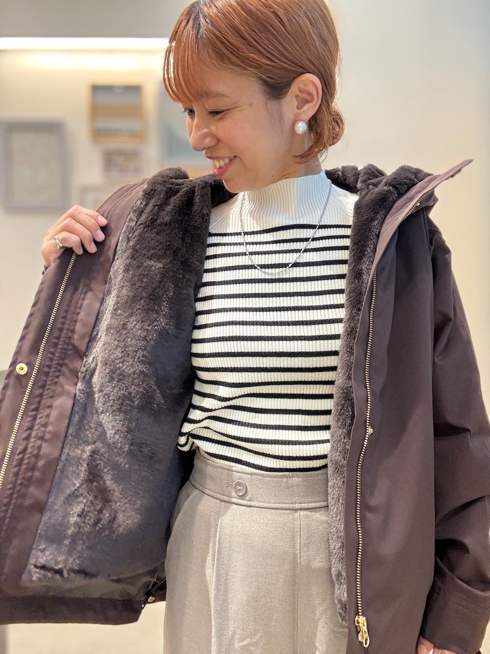 ホワイト系のニット/セーター、ベージュ系のその他パンツ、ブラック系のパンプスを着用したレディースの秋コーディネートの5枚目の写真