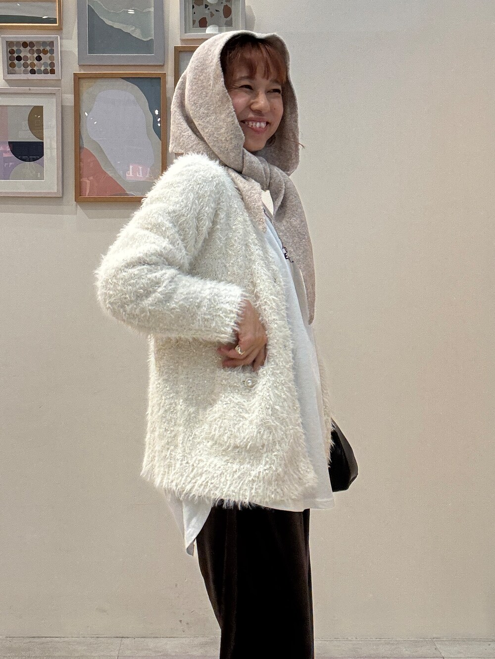 ホワイト系のカーディガン/ボレロ、ホワイト系のTシャツ/カットソー、ブラウン系のその他パンツを着用したレディースの秋コーディネートの5枚目の写真