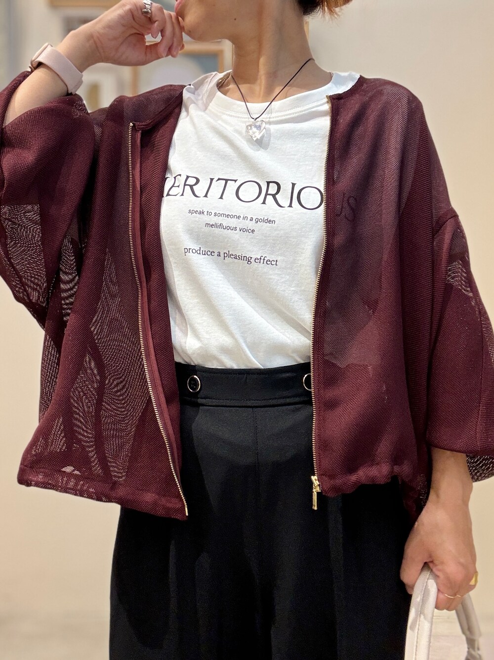 レッド系のブルゾン、ホワイト系のTシャツ/カットソー、ブラック系のその他パンツを着用したレディースの夏コーディネートの4枚目の写真