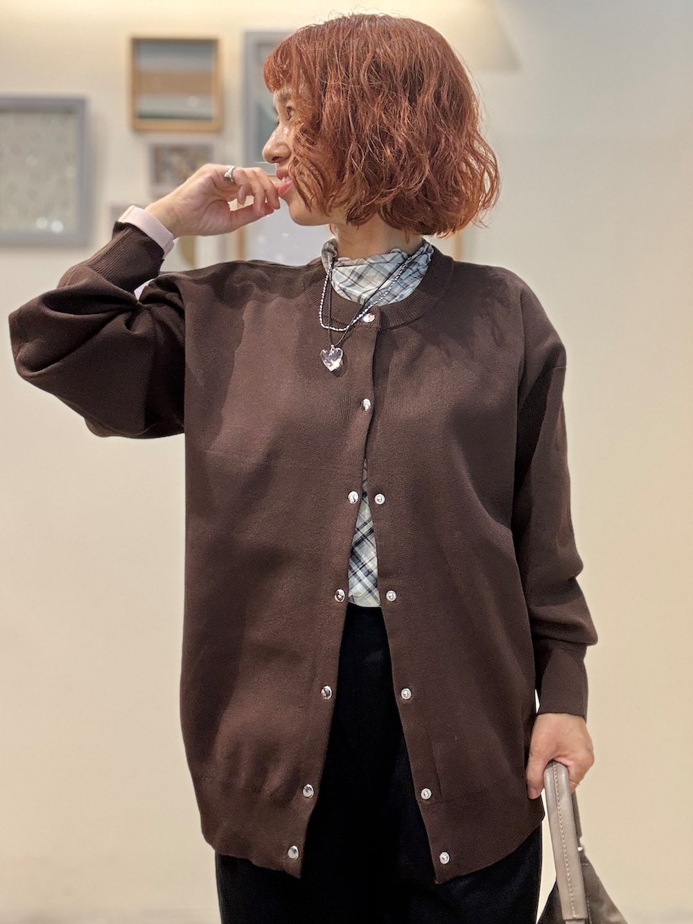 ブラウン系のカーディガン/ボレロ、グレー系のTシャツ/カットソー、ブラック系のその他パンツを着用したレディースの秋コーディネートの4枚目の写真