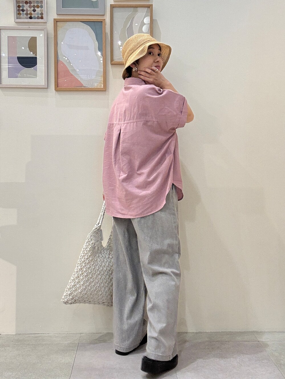 ピンク系のシャツ/ブラウス、グレー系のデニムパンツ、ホワイト系のトートバッグを着用したレディースの春コーディネートの3枚目の写真