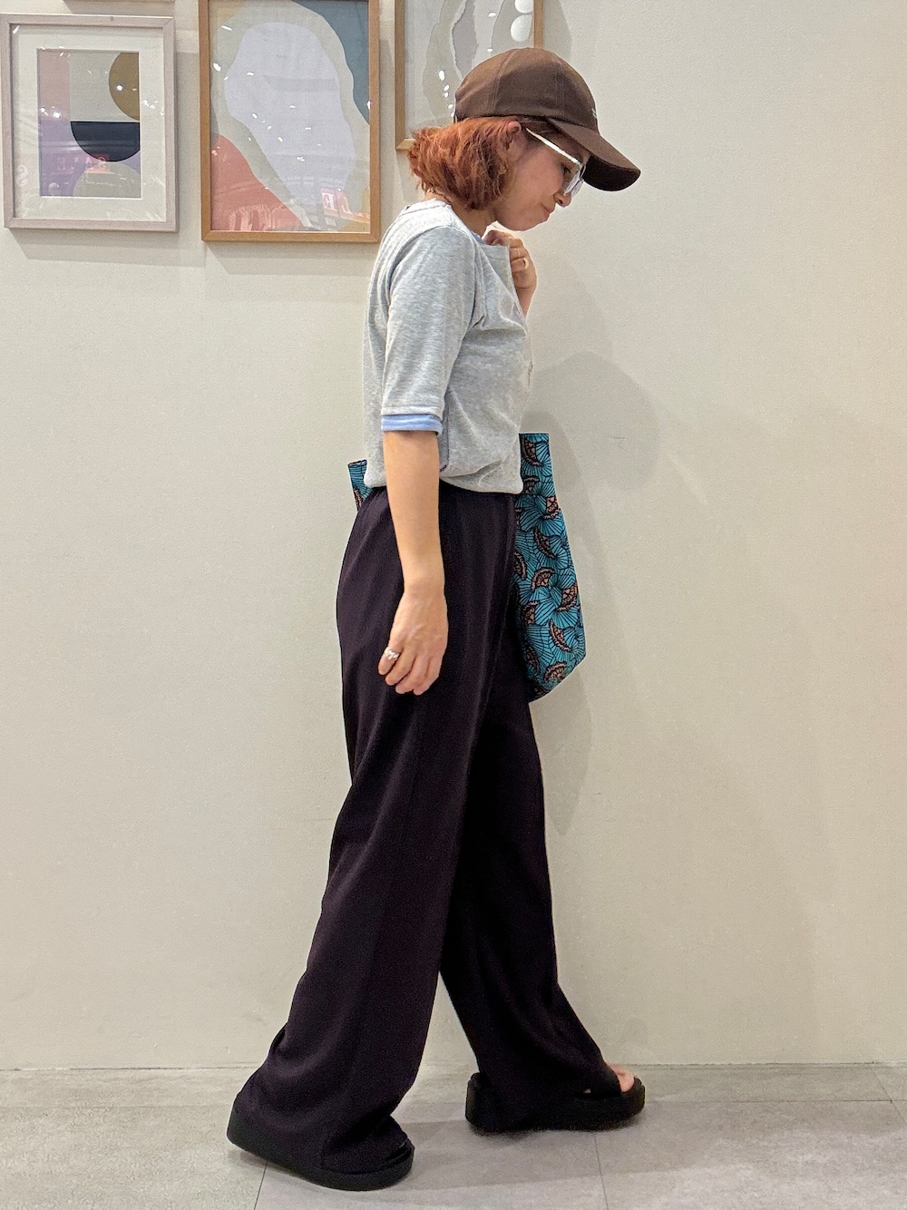 グレー系のTシャツ/カットソー、ブラウン系のその他パンツ、ブルー系のトートバッグを着用したレディースの夏コーディネートの2枚目の写真