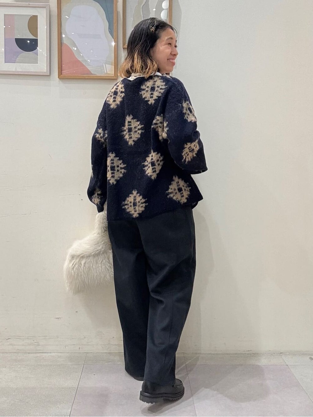 ブルー系のカーディガン/ボレロ、ホワイト系のTシャツ/カットソー、ブラック系のその他パンツを着用したレディースの秋コーディネートの3枚目の写真