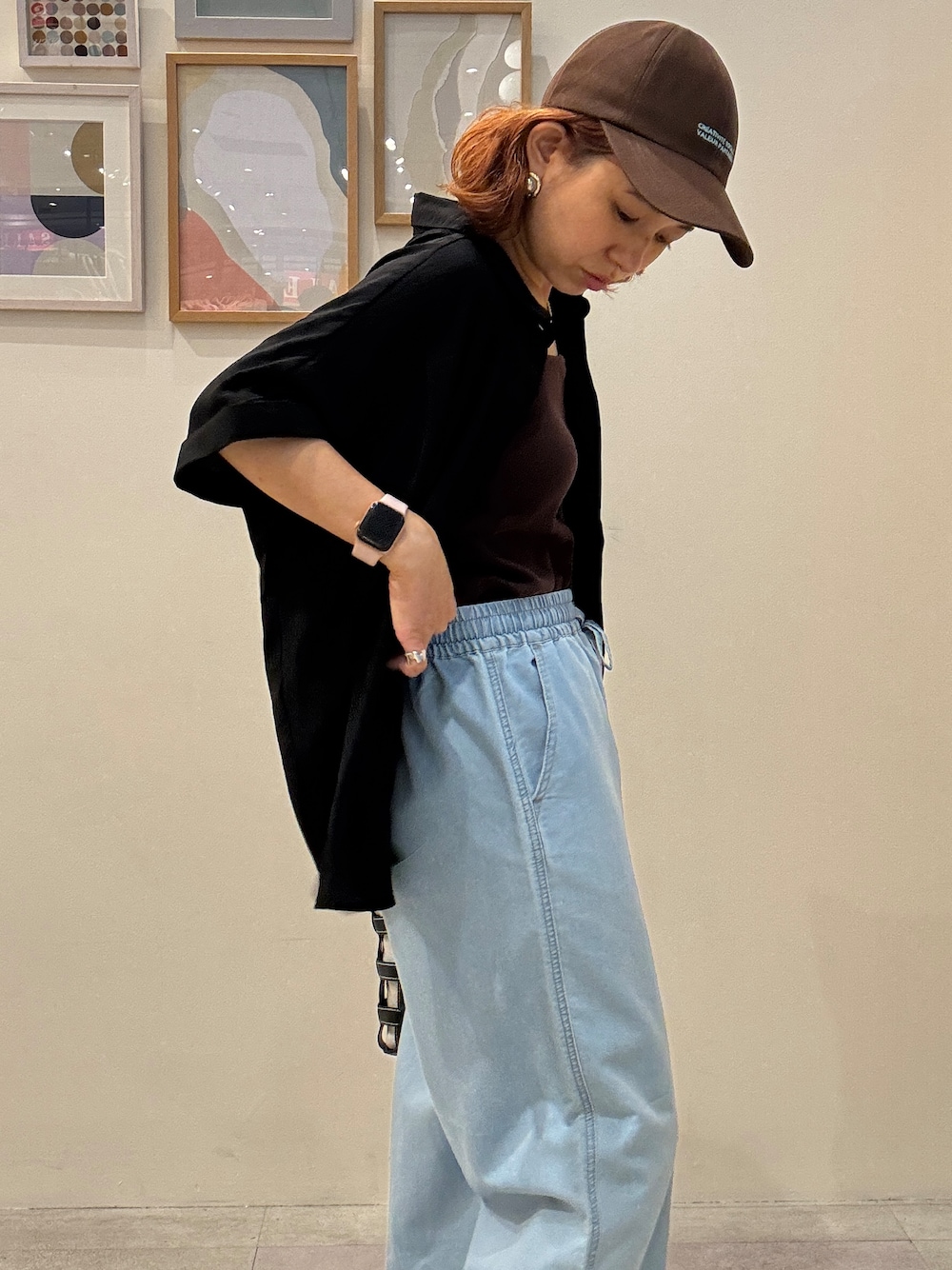 ブラック系のシャツ/ブラウス、ブラウン系のタンクトップ、ブルー系のデニムパンツを着用したレディースの夏コーディネートの6枚目の写真