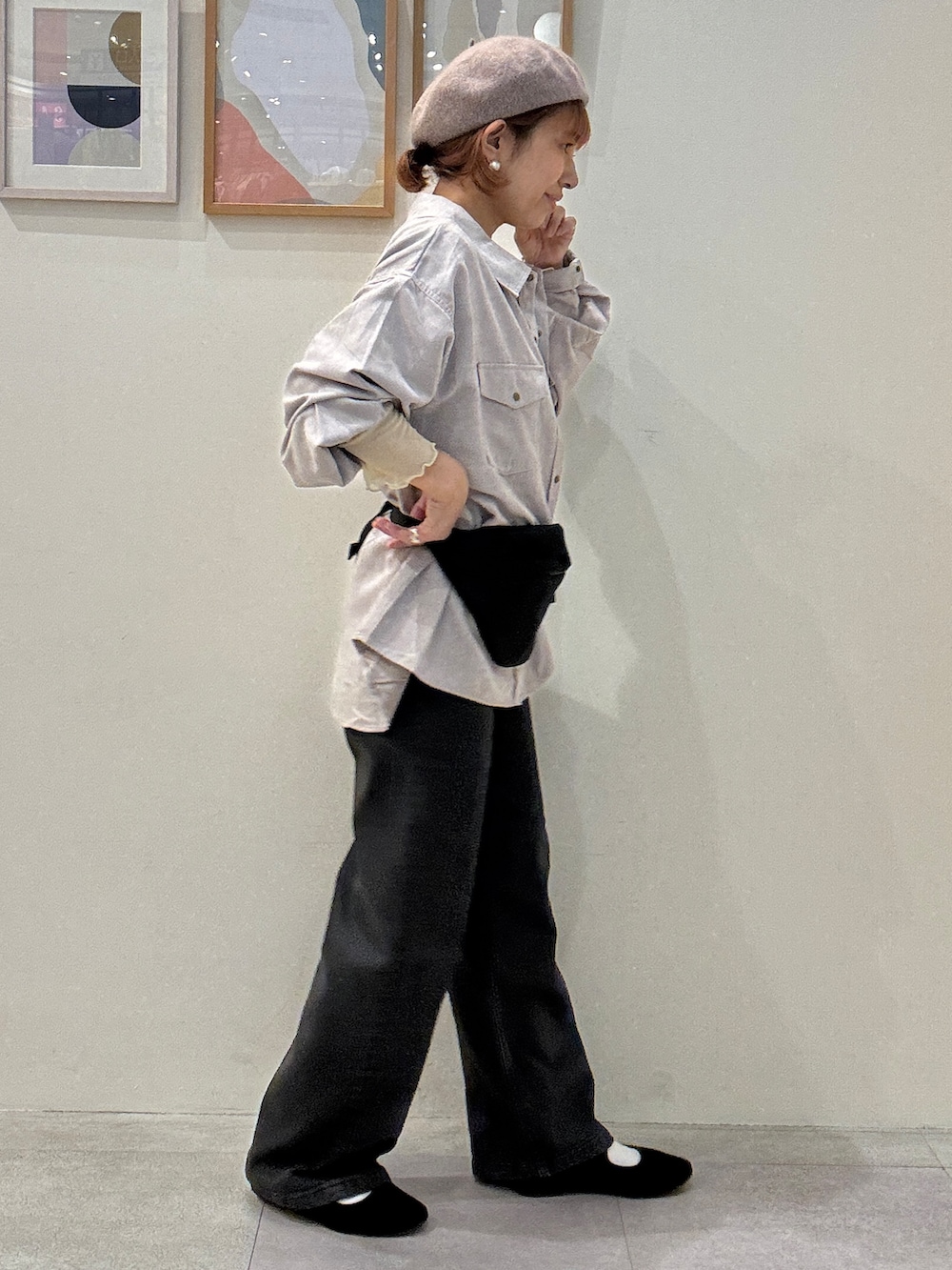 ベージュ系のシャツ/ブラウス、イエロー系のTシャツ/カットソー、ブラック系のデニムパンツを着用したレディースの秋コーディネートの2枚目の写真