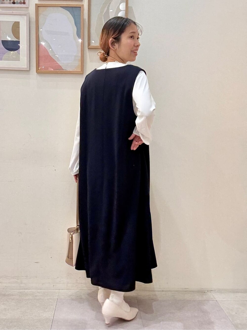 ホワイト系のシャツ/ブラウス、ブルー系のワンピース、ベージュ系のショルダーバッグを着用したレディースの冬コーディネートの3枚目の写真