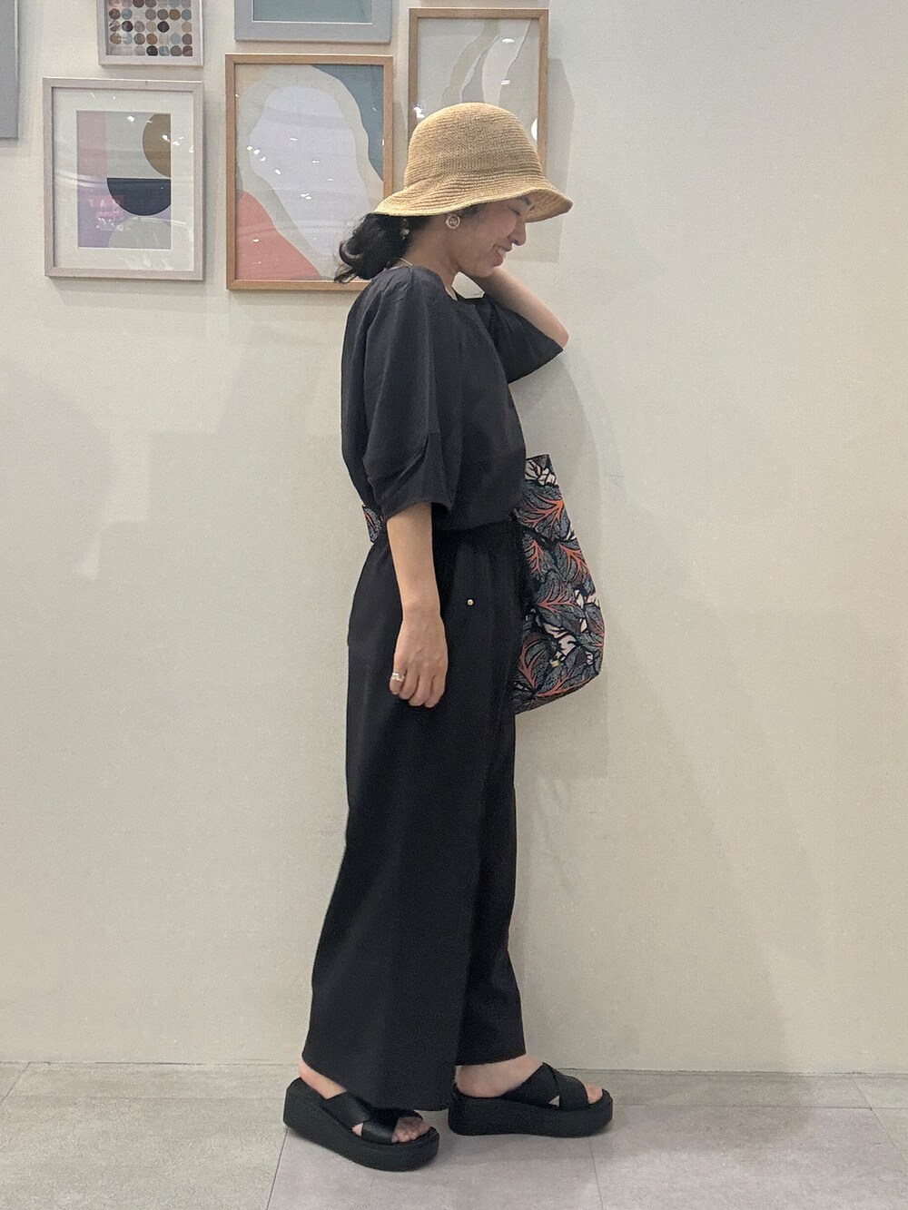 グレー系のシャツ/ブラウス、グレー系のその他パンツ、ブラック系のサンダルを着用したレディースの夏コーディネートの2枚目の写真