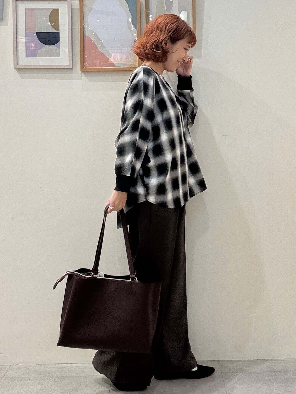 グレー系のシャツ/ブラウス、ブラウン系のその他パンツ、レッド系のトートバッグを着用したレディースの秋コーディネートの2枚目の写真