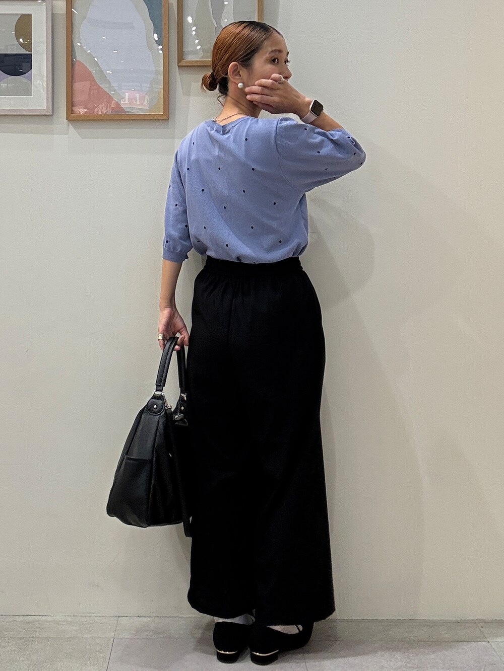 ブルー系のニット/セーター、ブラック系のその他パンツ、ブラック系のショルダーバッグを着用したレディースの夏コーディネートの3枚目の写真
