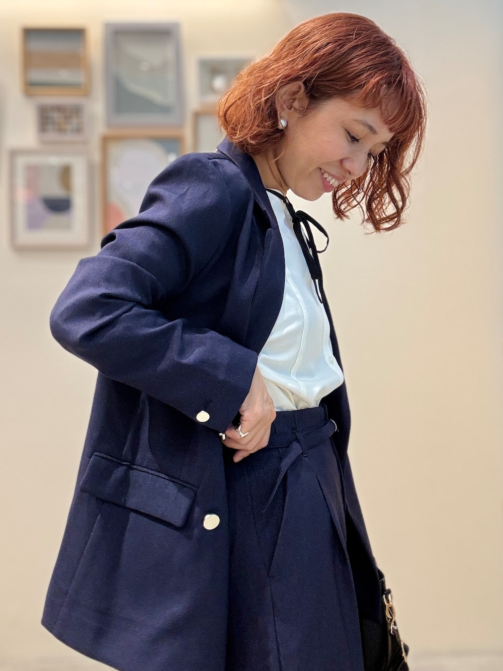 ブルー系のテーラードジャケット、ホワイト系のシャツ/ブラウス、ブルー系のその他パンツを着用したレディースの秋コーディネートの5枚目の写真