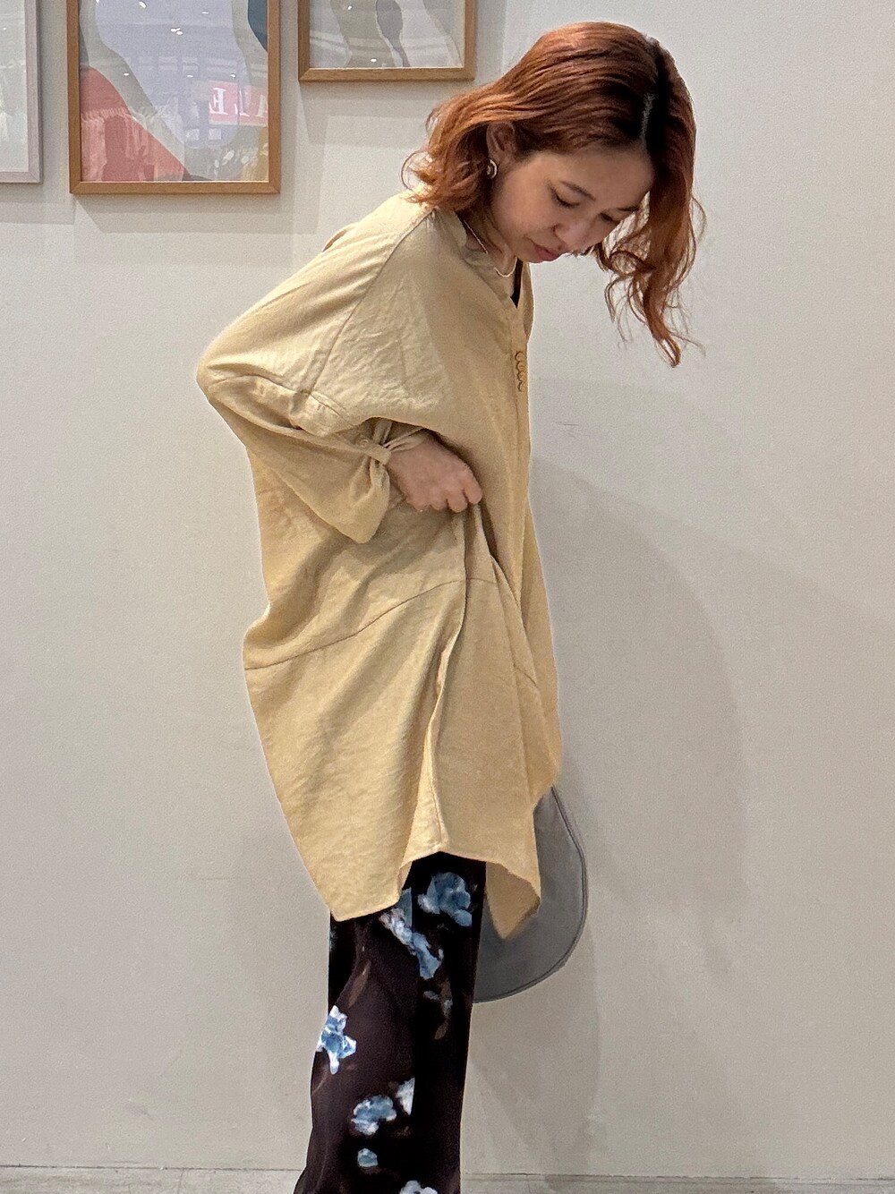イエロー系のワンピース、ブラウン系のその他パンツ、グレー系のショルダーバッグを着用したレディースの夏コーディネートの4枚目の写真