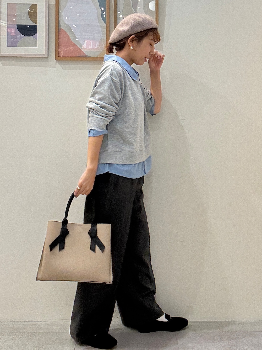 グレー系のTシャツ/カットソー、グレー系のその他パンツ、ブラック系のその他シューズを着用したレディースの秋コーディネートの2枚目の写真