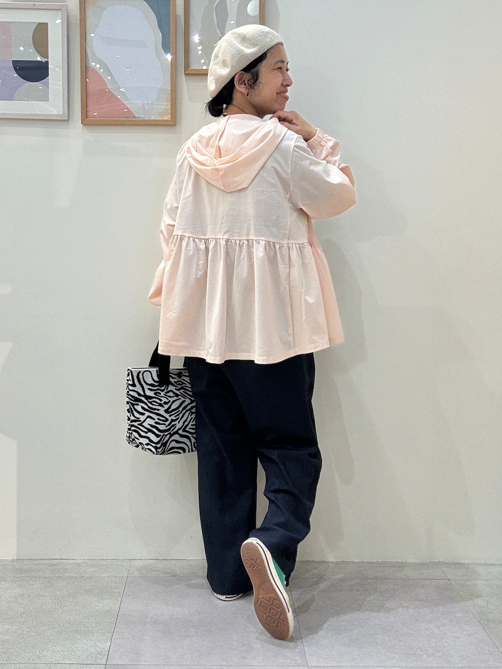ブラック系のトートバッグ、ブルー系のその他パンツ、ピンク系のブルゾンを着用したレディースの春コーディネートの3枚目の写真