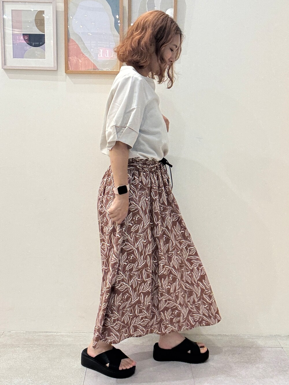 ホワイト系のシャツ/ブラウス、レッド系のスカート、ブラック系のサンダルを着用したレディースの夏コーディネートの2枚目の写真