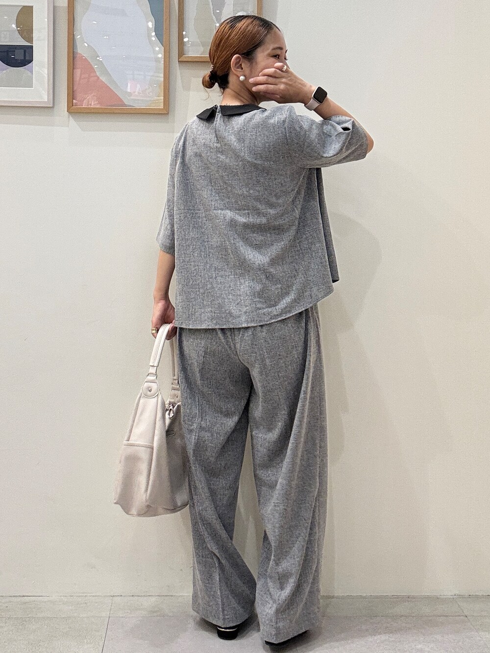 グレー系のシャツ/ブラウス、グレー系のその他パンツ、ホワイト系のショルダーバッグを着用したレディースの夏コーディネートの3枚目の写真