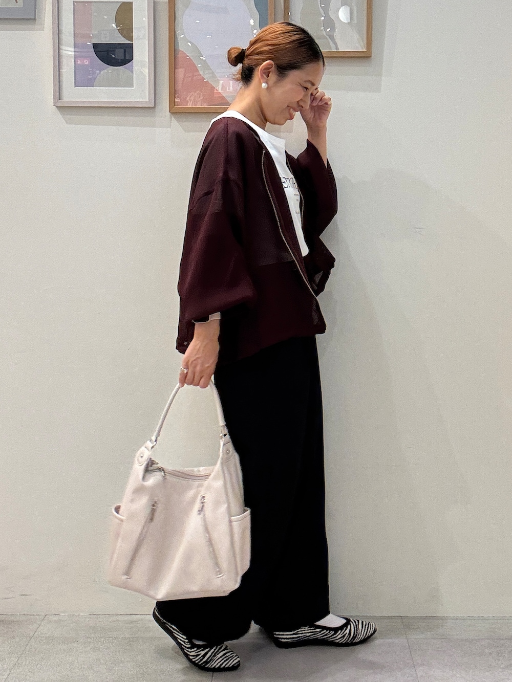 レッド系のブルゾン、ホワイト系のTシャツ/カットソー、ブラック系のその他パンツを着用したレディースの夏コーディネートの2枚目の写真