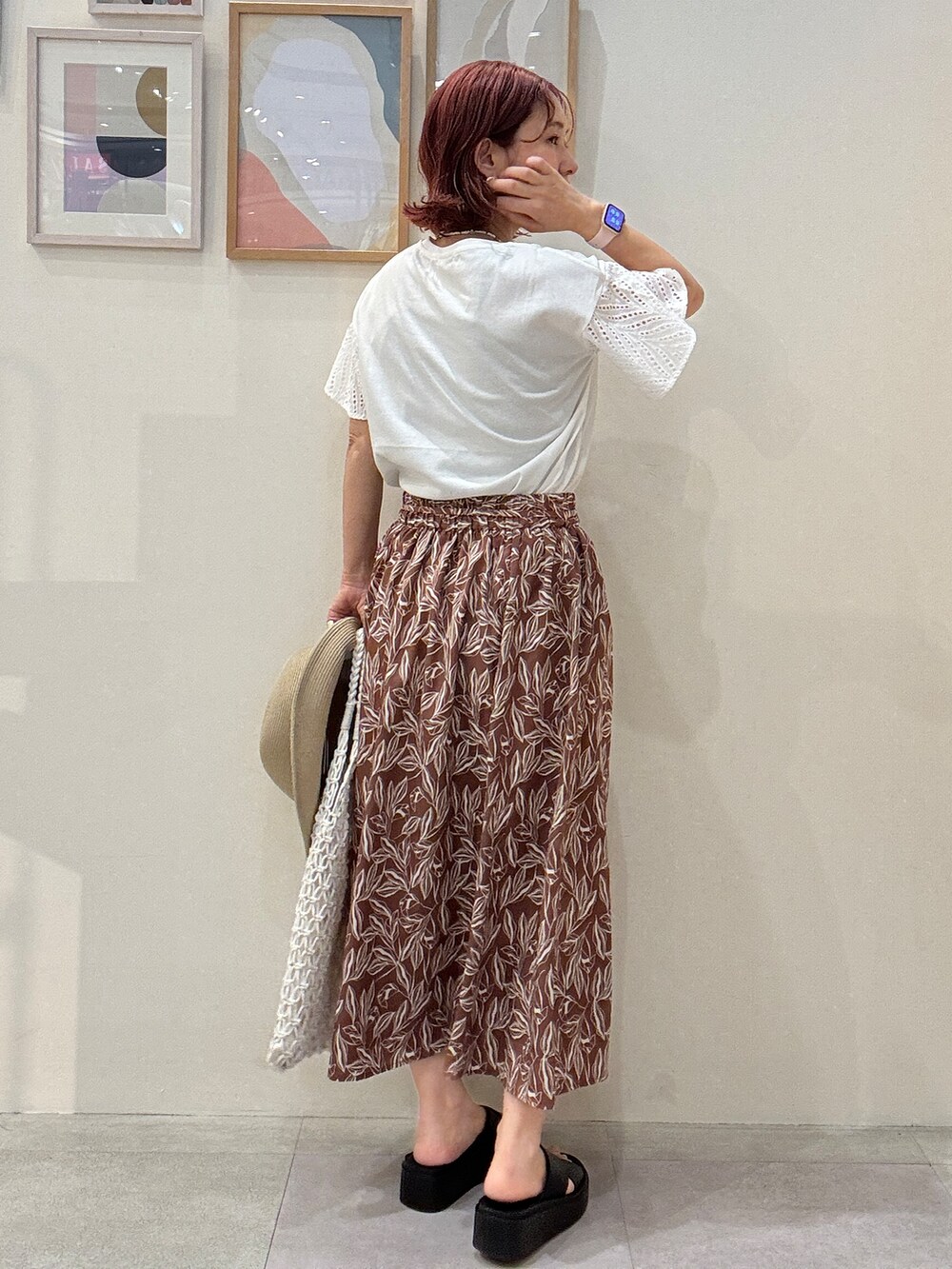 ホワイト系のTシャツ/カットソー、レッド系のスカート、ホワイト系のトートバッグを着用したレディースの夏コーディネートの3枚目の写真